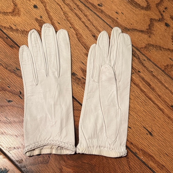 Elegant Vintage Cream Leather Gloves - Picture 1 of 6